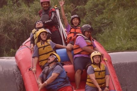 Rafting di Sungai Cisadane Bogor bersama iOutbound