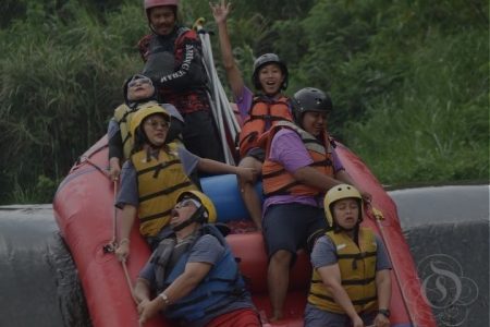 Peserta rafting di Sungai Cisadane Bogor bersama iOutbound