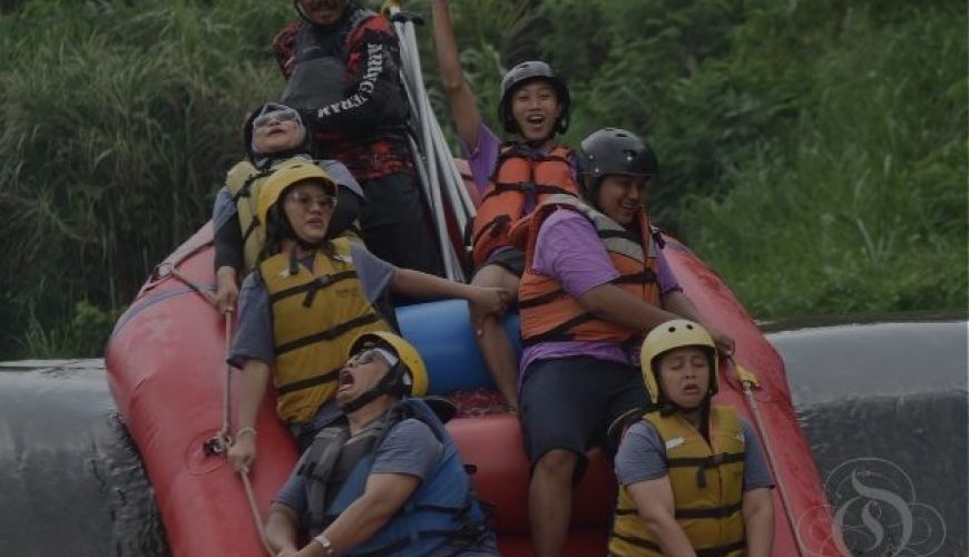 Peserta rafting di Sungai Cisadane Bogor bersama iOutbound