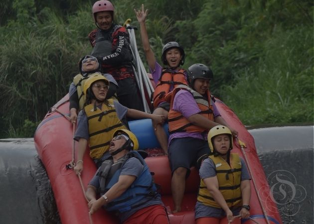 Peserta rafting di Sungai Cisadane Bogor bersama iOutbound