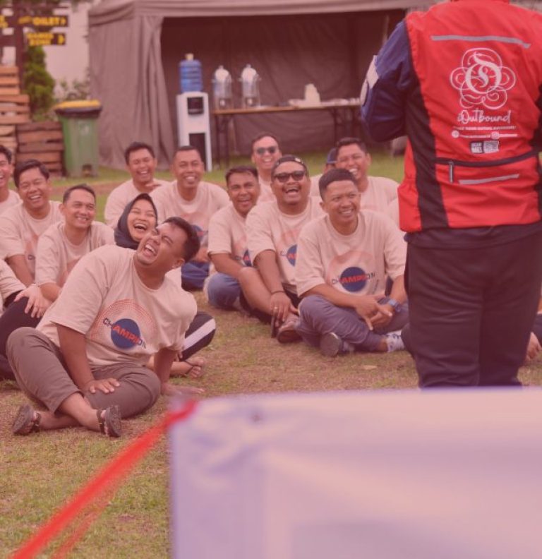 Background peserta outbound kantor di alam terbuka