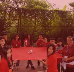Murid-murid Pah Tsung School Jakarta bermain games outbound di Via Renata Puncak