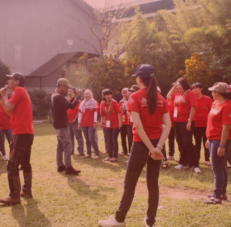 Tim kantor sedang mengikuti briefing outbound team building