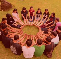 Ilustrasi peserta outbound kantor dalam kegiatan team building