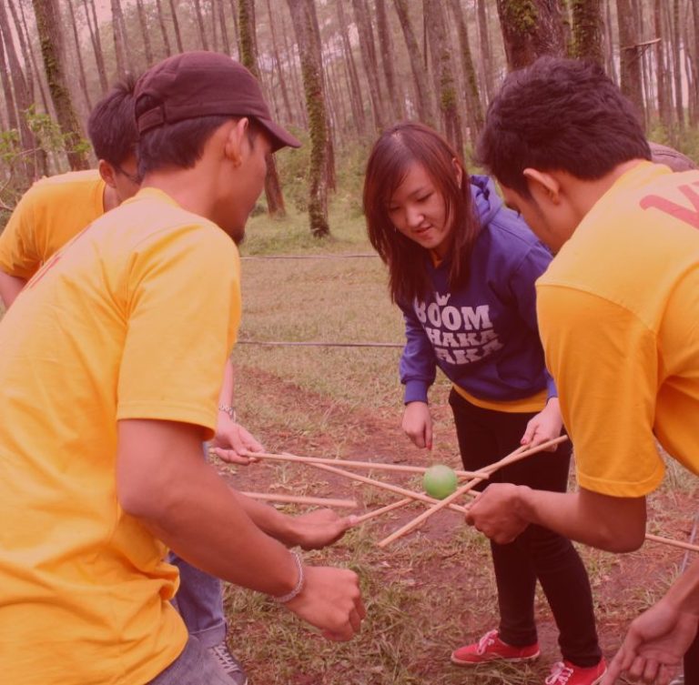 Karyawan mengikuti pelatihan outbound experiential learning dengan permainan tim di alam terbuka