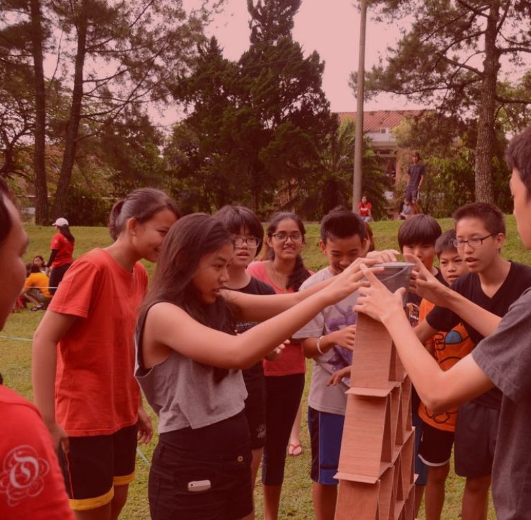 Murid Singapore International School bermain permainan team work saat outbound sekolah