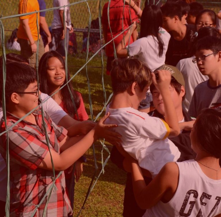 Murid Singapore International School Bonavista bermain spider web dalam kegiatan outbound team building