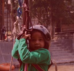 Seorang anak mencoba flying fox setelah rafting di Sungai Cisadane Bogor, sementara sang ibu mengabadikan momen tersebut dengan ponsel di tangan
