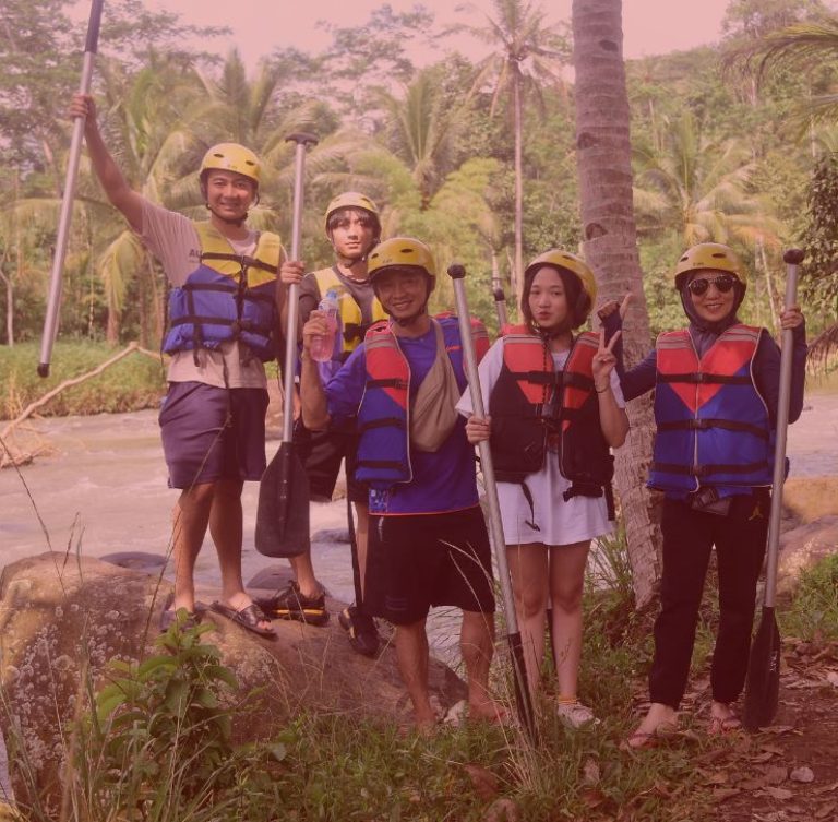 Keluarga menikmati rafting di Sungai Citarik Sukabumi tahun 2024 pada event iOutbound ke-418.
