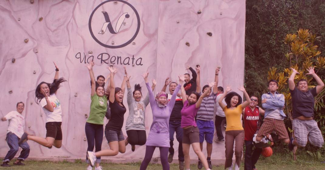 Paket Meeting, Gathering, Retreat iOutbound – Foto Bersama Peserta di Via Renata Puncak