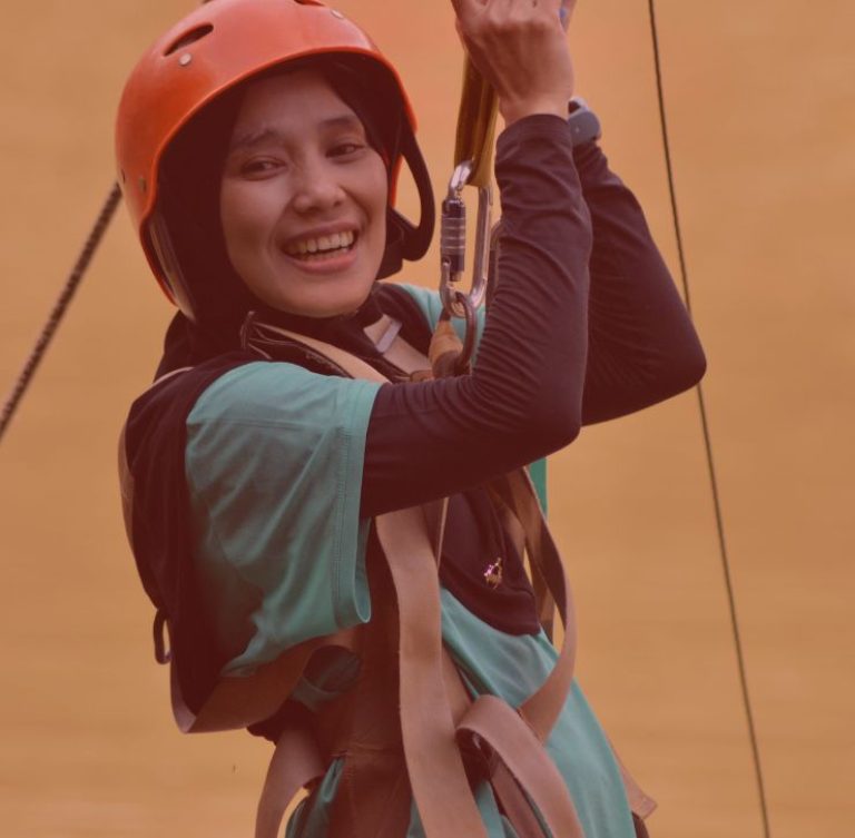Peserta flying fox dari sebuah keluarga di Bogor setelah rafting bersama iOutbound