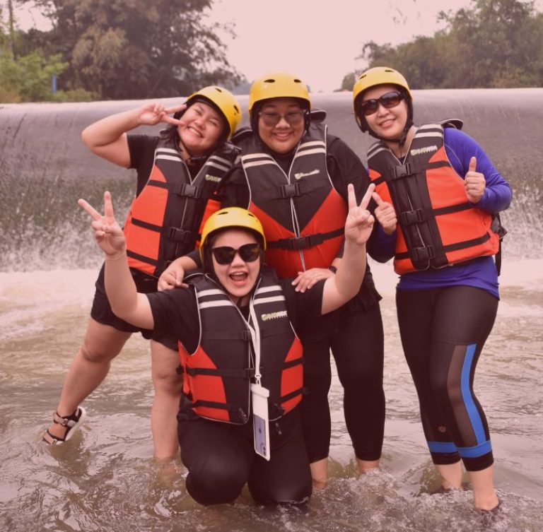 Sebuah keluarga berfoto bersama setelah rafting di Sungai Cisadane Bogor