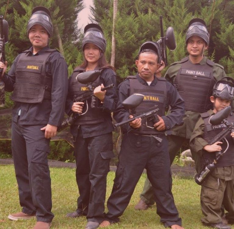 Keluarga bermain paintball bersama iOutbound di Via Renata Puncak