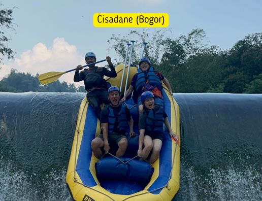 Aktivitas rafting di Cisadane Bogor bersama iOutbound