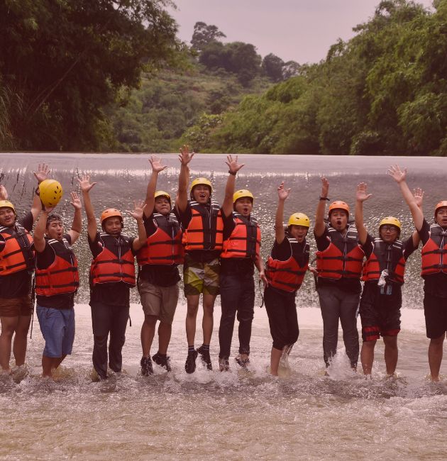 Kegiatan rafting seru di Sungai Cisadane Bogor bersama iOutbound