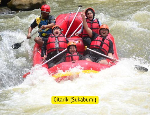 Aktivitas rafting di Citarik Sukabumi bersama iOutbound