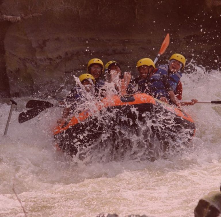 Peserta menikmati rafting di Sungai Cimandiri Sukabumi