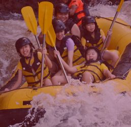 Peserta menikmati rafting di Sungai Cisadane Bogor