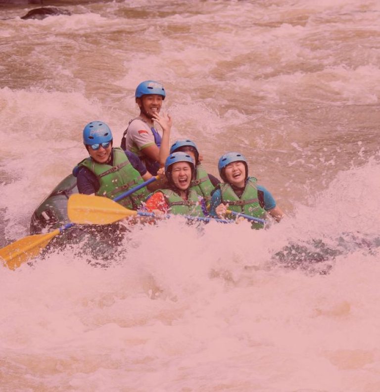 Peserta menikmati rafting di Sungai Citarik Sukabumi