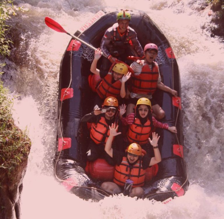 Peserta menikmati rafting di Sungai Palayangan Pangalengan