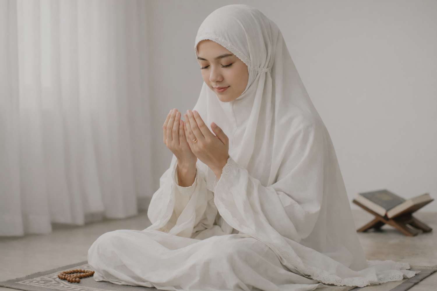 Ilustrasi Keluarga tim iOutbound sedang berdoa untuk kemajuan dan keberkahan iOutbound