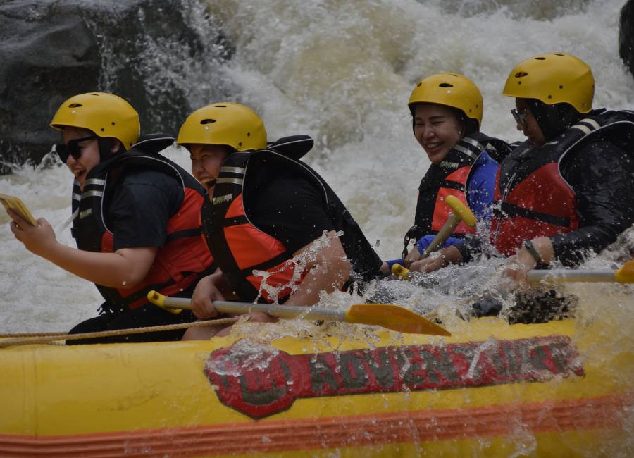 Ekspresi peserta menceritakan pengalaman seru rafting bersama Outbound.id