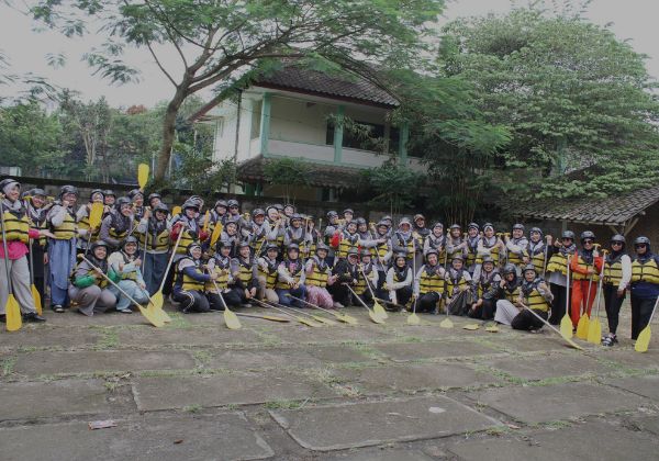 Foto bersama peserta rafting di Sungai Cisadane Bogor dari komunitas muslimah Jakarta