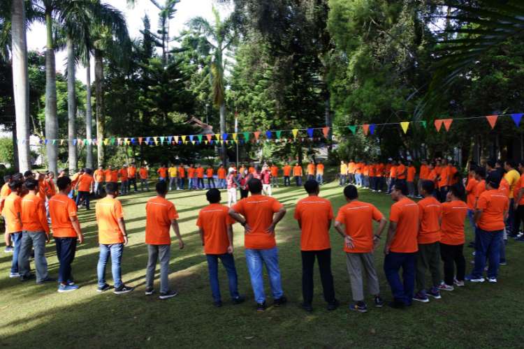 Peserta mengikuti kegiatan fun outbound iOutbound dengan suasana santai dan menyenangkan