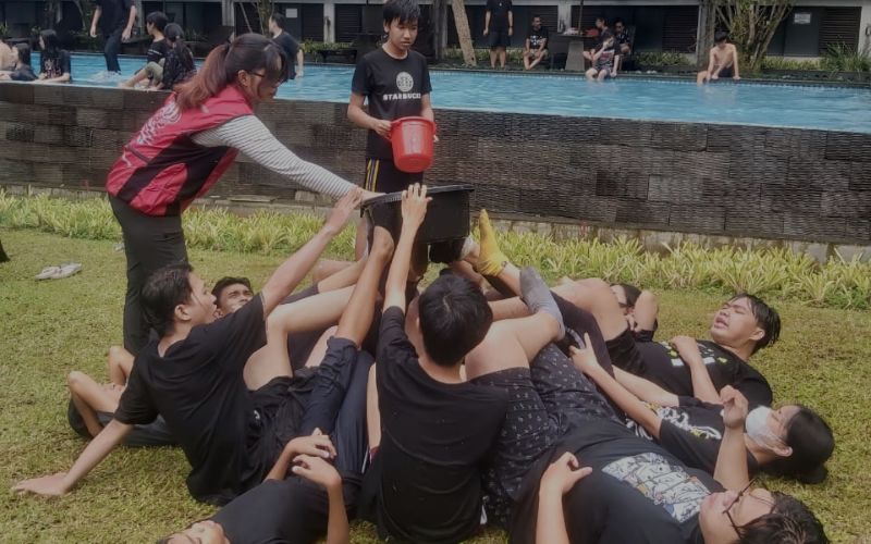 Peserta mengikuti permainan team building dalam kegiatan outbound bersama Outbound.id