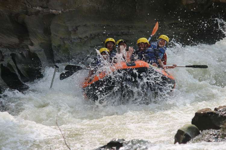 Peserta mengikuti outbound adventure iOutbound dengan aktivitas menantang di alam terbuka