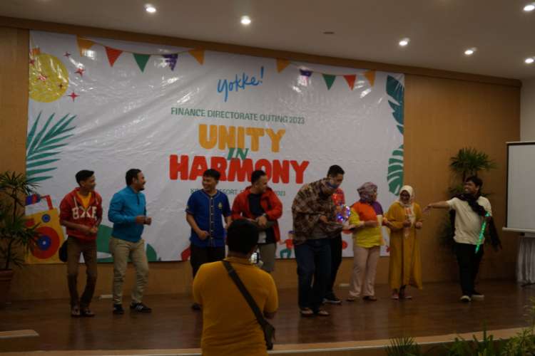Peserta gathering Yokke menampilkan hiburan malam di Kinasih Hotel dengan suasana seru