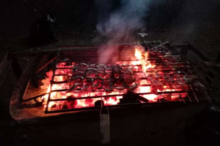 Menu bbq seafood yang disajikan untuk peserta dalam paket menginap rafting di Citatih-Cimandiri Sukabumi