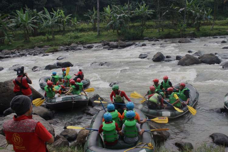 Tim iOutbound mempersiapkan kegiatan rafting di titik awal Sungai Citarik Sukabumi