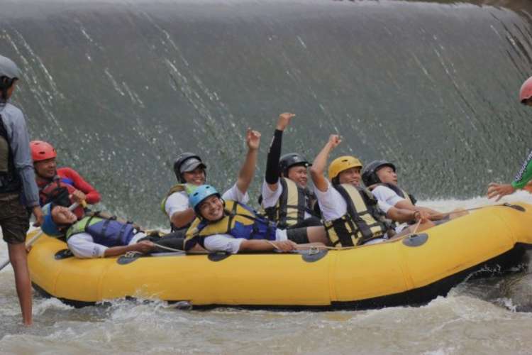 Perahu rafting meluncur di titik finish Sungai Cisadane Bogor setelah mengarungi jeram