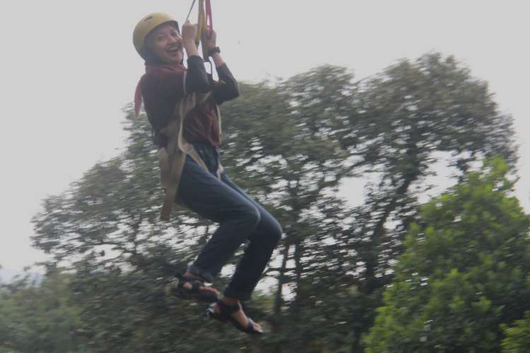 Peserta mencoba flying fox di area rafting Sungai Cisadane Bogor sebagai aktivitas tambahan