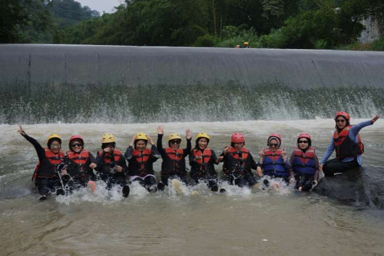 Peserta rafting berfoto bersama di depan DAM 3 meter di finish point Sungai Cisadane Bogor
