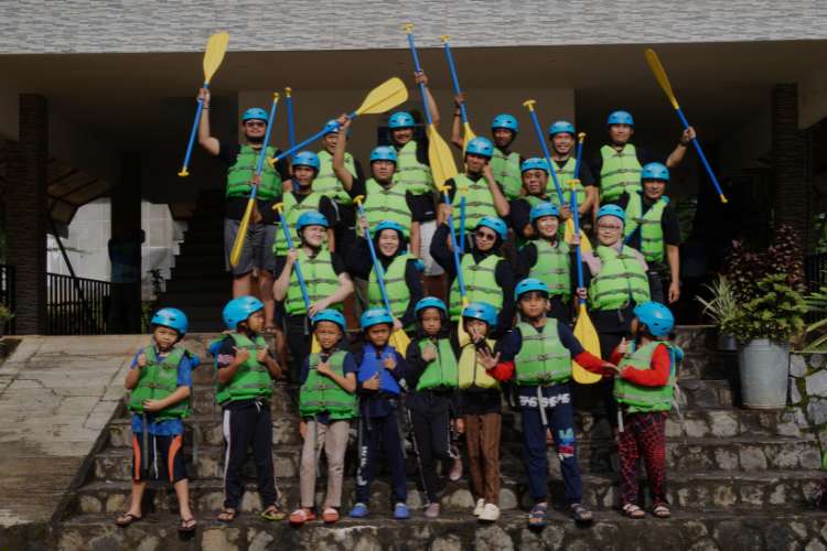 Foto bersama keluarga dengan anak-anak sebelum memulai kegiatan rafting di Sungai Citarik Sukabumi