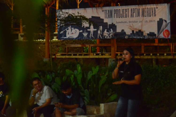 Penampilan penyanyi dalam acara hiburan malam peserta rafting di Citatih-Cimandiri Sukabumi