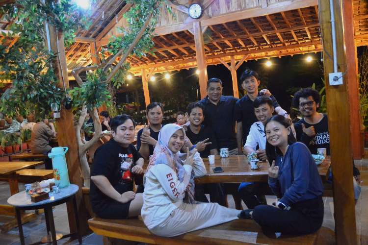 Peserta rafting bersantai dan berfoto bersama pada malam hari dalam kegiatan menginap di Citatih-Cimandiri Sukabumi