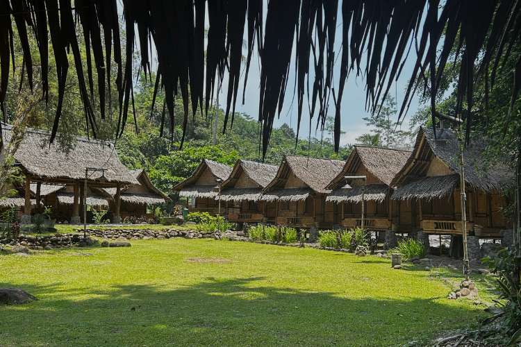 Tampilan depan Nusa Cottage di kawasan Sungai Citarik Sukabumi sebagai pilihan penginapan peserta rafting