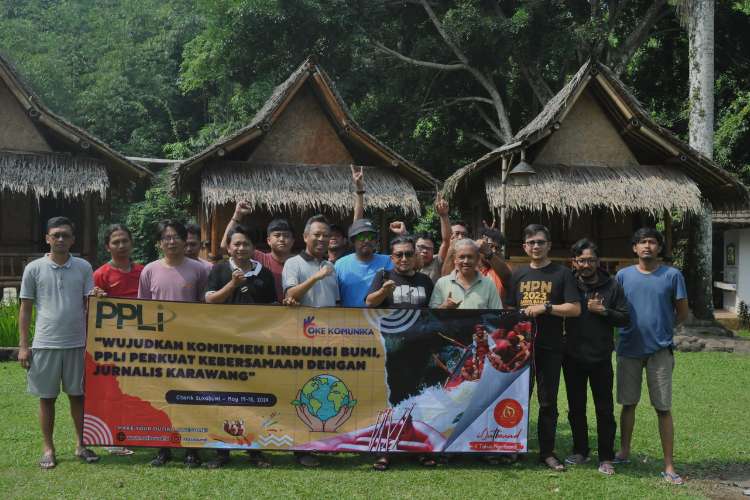 Peserta rafting berfoto bersama di depan Nusa Cottage Citarik Sukabumi sebelum kegiatan