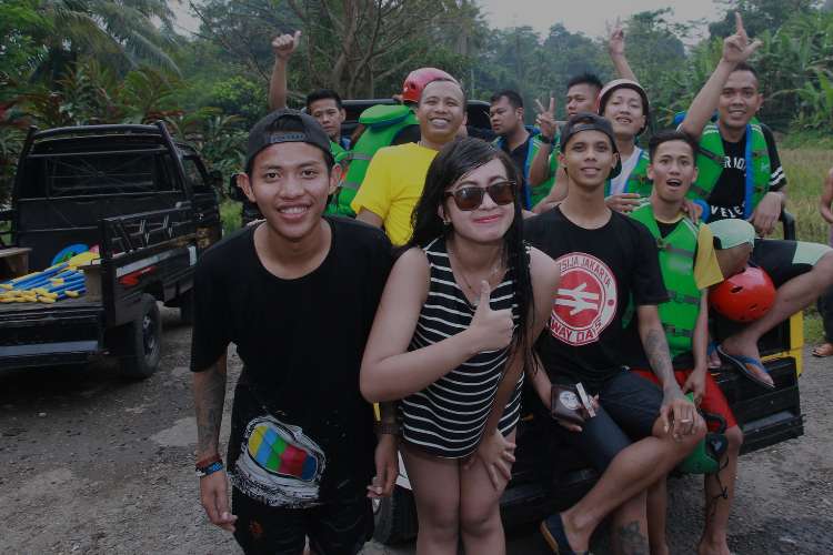 Peserta rafting di Sungai Citarik Sukabumi berpose bersama setelah kegiatan sebelum kembali ke meeting point