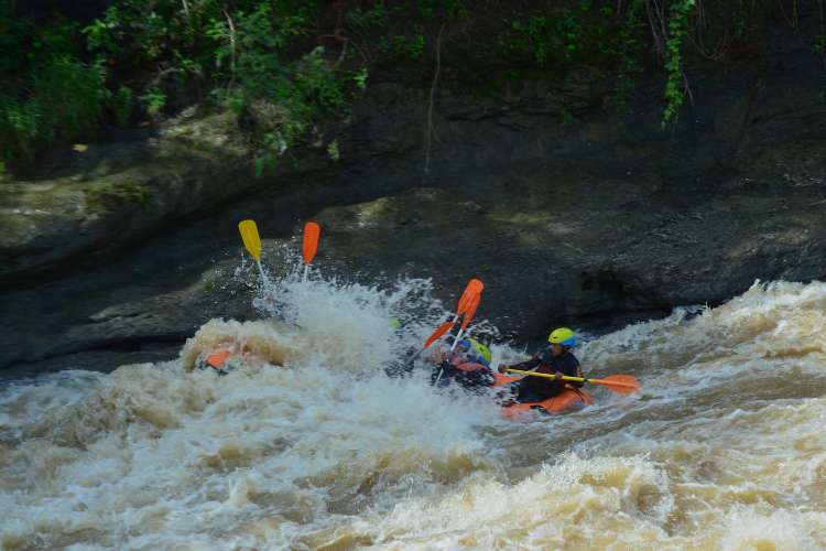 Ujung dayung peserta terlihat saat perahu melewati jeram ekstrem di Sungai Cimandiri Sukabumi dengan kondisi tetap aman