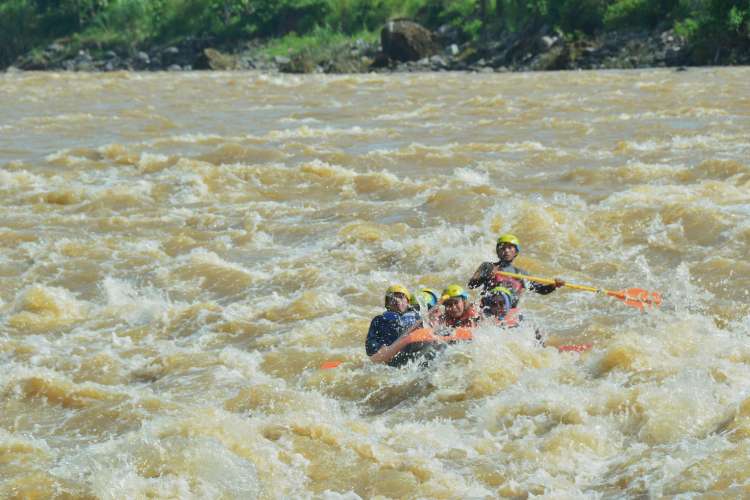 Perahu rafting hampir tertutup jeram besar di Sungai Cimandiri Sukabumi terlihat dari kejauhan dengan aliran air yang kuat