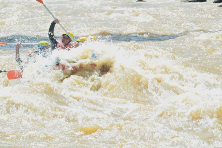 Peserta rafting berjibaku menghadapi jeram deras di Sungai Cimandiri Sukabumi dengan arahan guide profesional