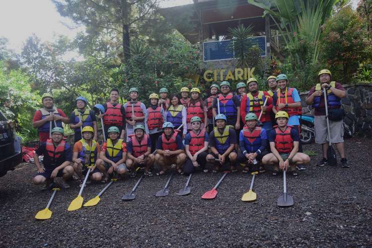 Foto bersama tim IBM Indonesia sebelum kegiatan rafting di Sungai Citarik Sukabumi
