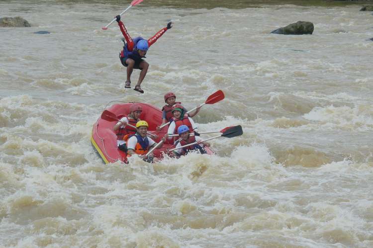 Guide rafting melompat di Sungai Citatih Sukabumi saat memandu peserta arung jeram