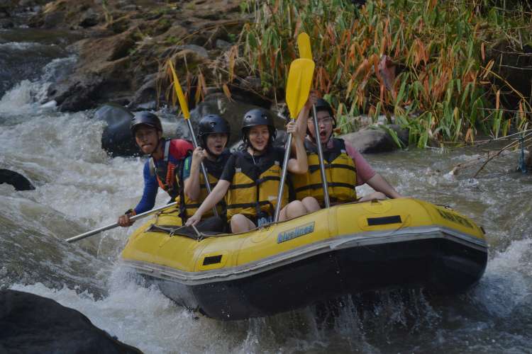 Kegiatan rafting keluarga di Sungai Cisadane Bogor dengan suasana seru dan kebersamaan