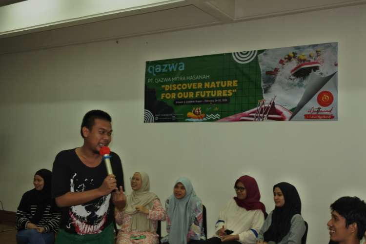 Peserta rafting mengadakan acara internal saat menginap di Kinasih Hotel Bogor