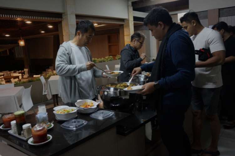 Peserta rafting menikmati makan malam saat menginap di Via Renata Puncak